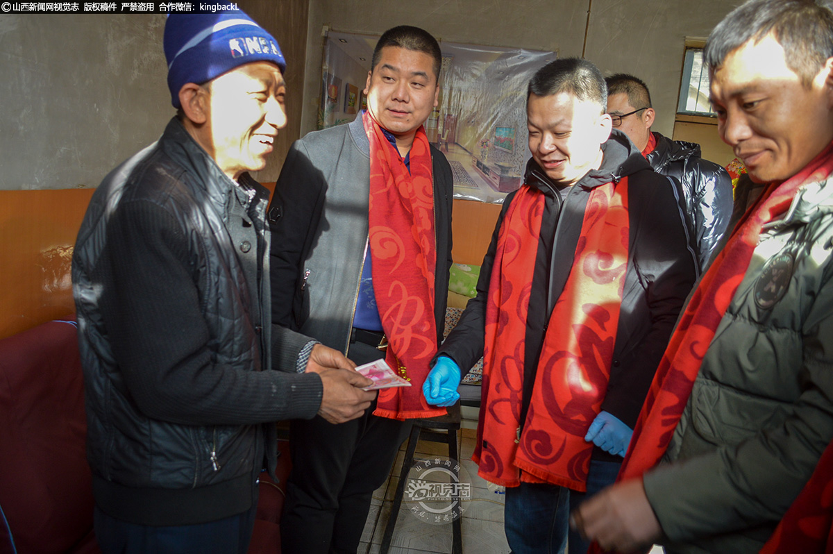      对于老人们的感谢，捐资人刘安安、武堂彬高兴地说：“我们都是在后庄村长大的，为家乡做点公益，营造轻松愉快、团结友爱的和谐氛围，让家乡人充分感受到我们浓浓的关怀之情，是我们应该做的。我们祝全村父老乡亲们节日快乐，身体安康！”