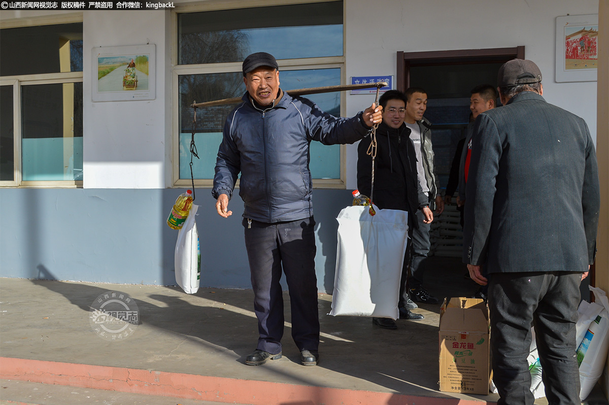     在这之前，村党支部书记刘运强也自掏腰包捐赠了2000元。在这些年轻人和村支书的影响下，后庄籍的赵德智、马二青、赵铁狗、马明浩、杨永照、刘小平、段章尧、李小虎也分别每人捐赠了300元至2000的善款。49岁属虎的29名中年人在赵海荣、王建荣等人的组织发动下每人资助了300元。  