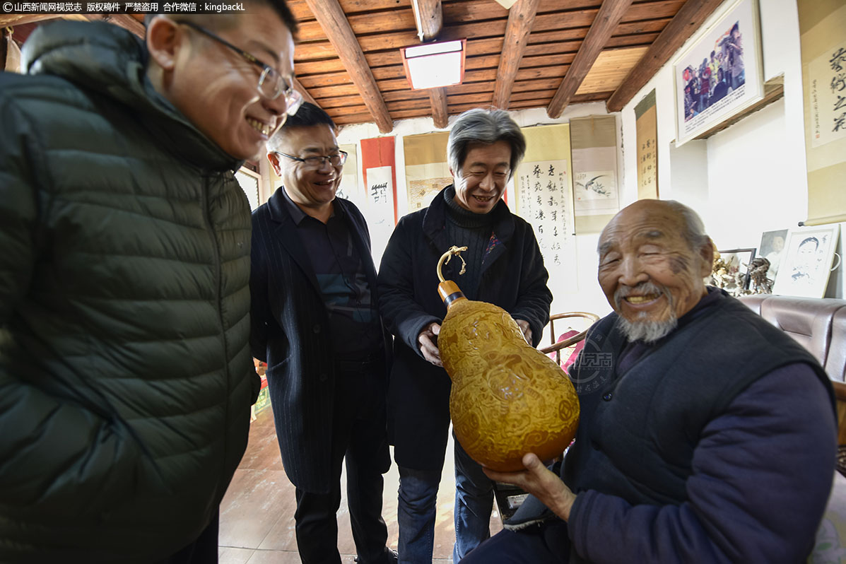      父亲郑月巴（右一），热爱民间艺术，精通葫芦雕刻、木雕、剪纸、布艺贴画、书法绘画等。因精通多项技艺被联合国教科文组织和山西省人民政府分别授予“中国民间工艺美术家”“民间工艺美术大师”称号。多年来，老人悉心钻研传统工艺，发展葫芦艺术，潜心研究，不断创新，成为闻名远近的葫芦王。