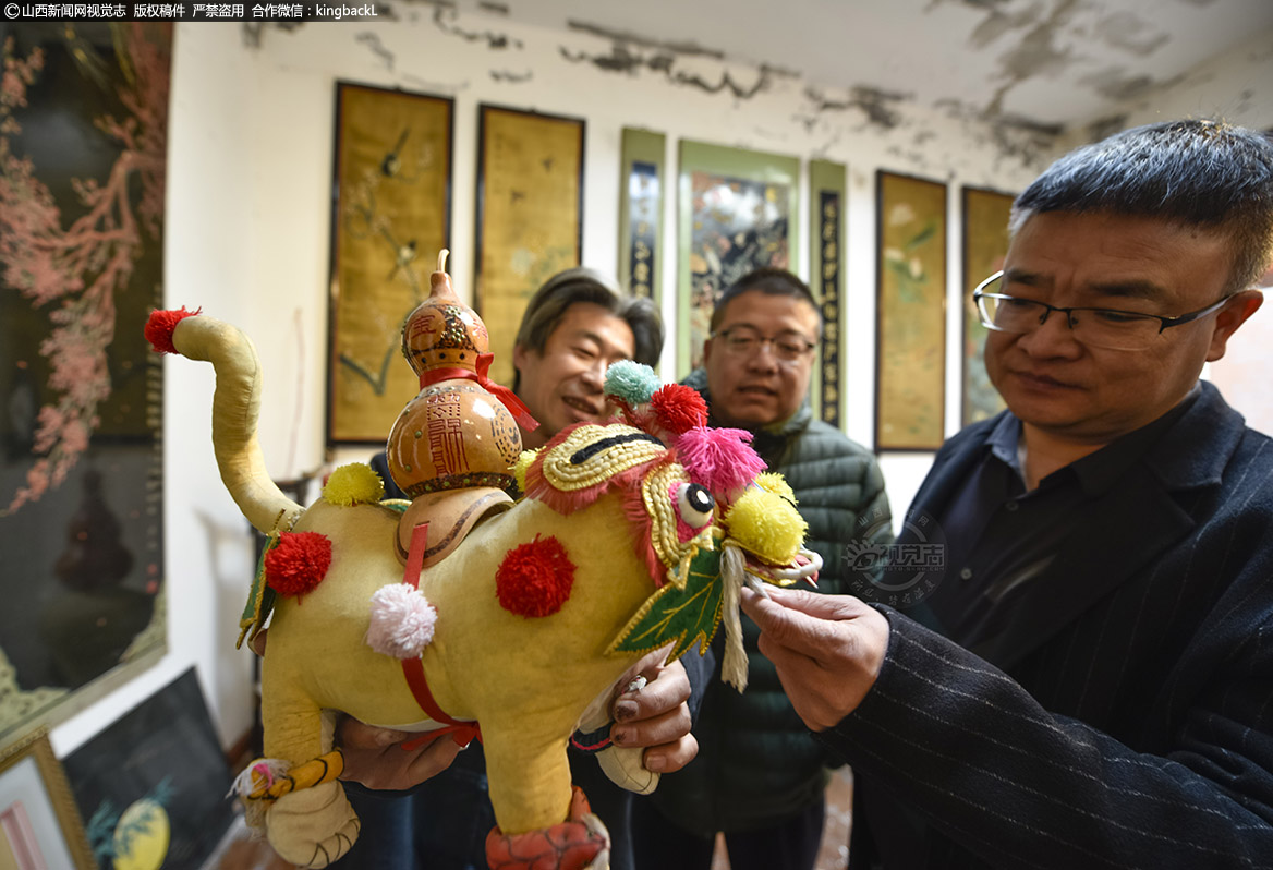      郑家葫芦运用了透雕、浮雕、线刻、烫烙、沥粉、压模等所有技巧。除此之外，还创作了形态各异的平安如意、福禄寿禧、晋侯用宝、鼻烟壶、酒具、器皿以及五彩缤纷的脸谱、壁挂、奇禽异兽等工艺品。