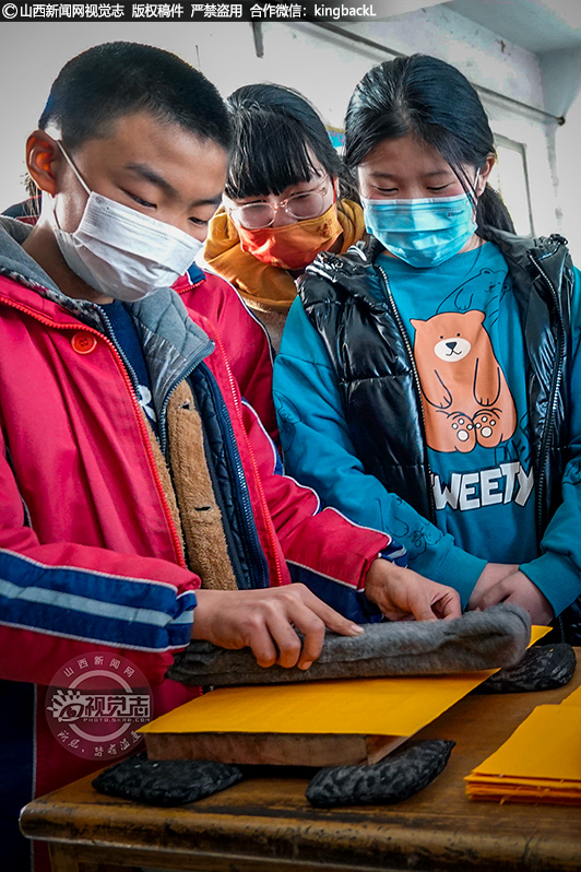      工艺师认真细致地为孩子们讲解了每个过程的要点，孩子们听的乐在其中，许多小朋友参与制作，让年画在自己的手中鲜活起来有了生命力，全神贯注、有模有样。