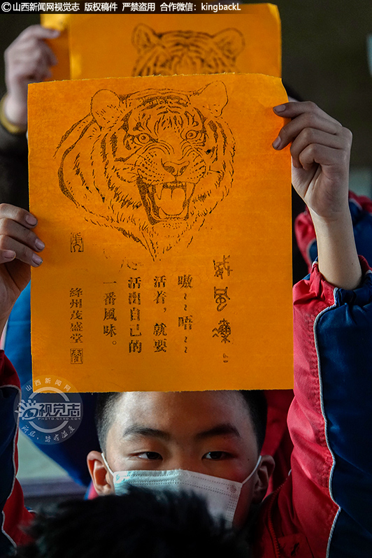      学生对木版年画爱不释手，都纷纷表示，要以实际行动，弘扬中华优秀传统文化，竭力做中华优秀传统文化的传承人。