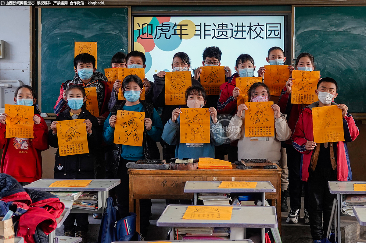      据工艺师告诉学生，绛州木版年画与天津杨柳青、河北武强、江苏桃花坞、河南朱仙镇木版年画齐名，已延续千余年，成为中国绘画史不可或缺的部分。
