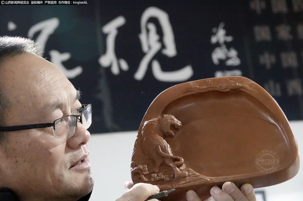      近日，在“中国澄泥砚之都”——山西省运城市新绛县，由国家级非遗绛州澄泥砚省级传承人、中国制砚艺术大师蔺涛和儿子蔺子麟设计的6款300多方“虎虎生威”、“虎啸风生”、“虎啸山林”、“瑞虎迎春”、“福虎呈祥”、“玉虎送财”等系列生肖虎砚出炉。（■本期摄影：高新生）