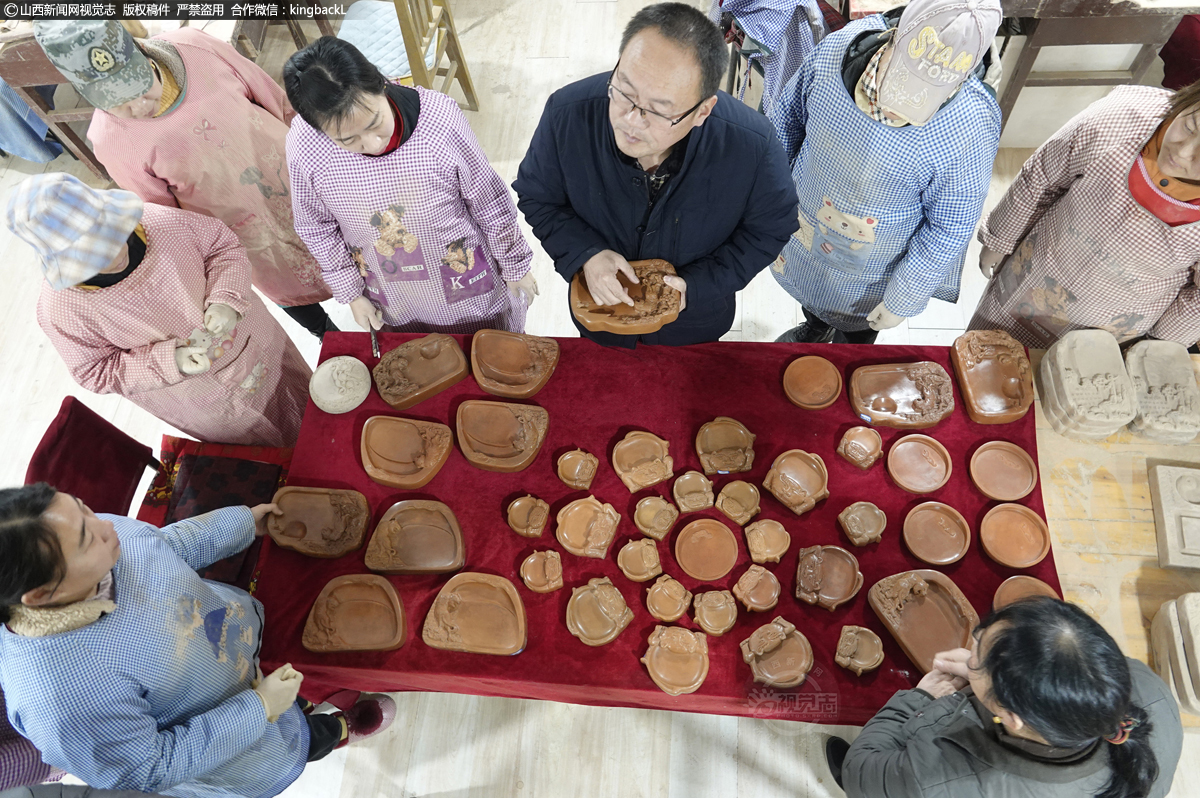      在新绛县国家级非遗绛州澄泥砚文化园，工艺师们经过紧张雕修和修饰，一方方栩栩如生的生肖虎砚诞生了。