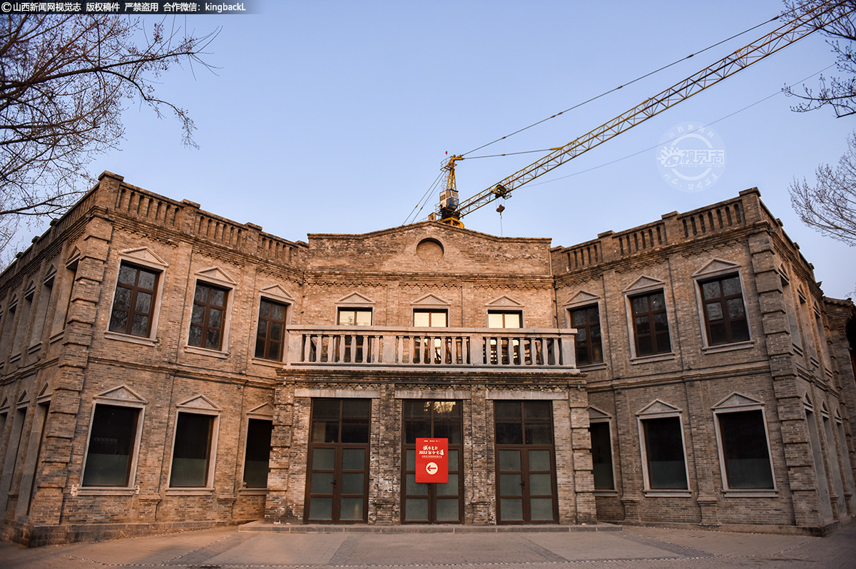      建成后的临街商铺既最大程度地保留了历史遗存风貌，又结合运营需求完善了基础设施，完美地融入了文道片区的风土人情。