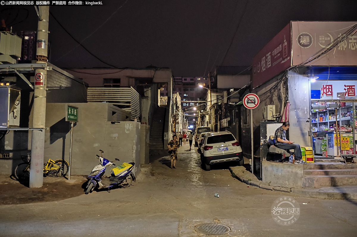      图为改造前的永兴路，岁月的侵蚀让历史建筑已经破损严重，道路旁边甚至出现一些临建。