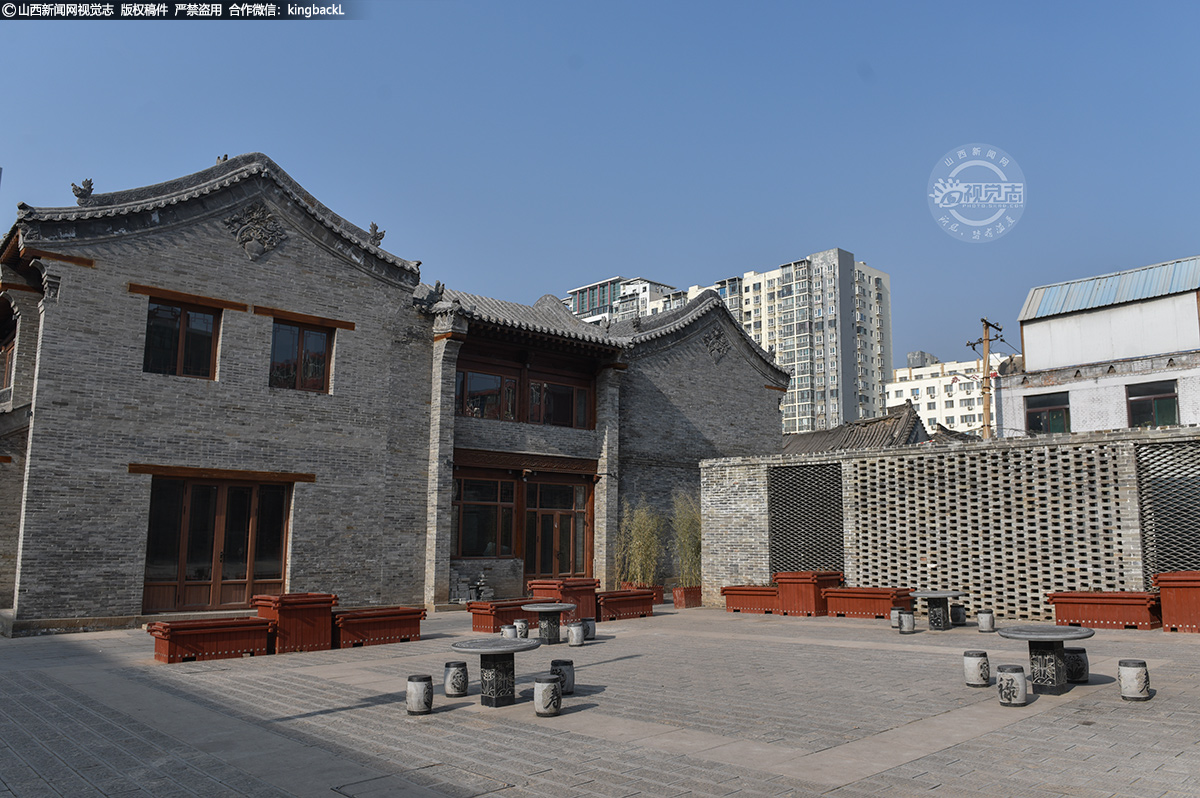      这些美而雅，精而巧的小景观、“微空间”极大地提升了人居环境，实现了“出门见景，俯拾皆绿”，点缀其中，不仅是对市井生活的还原和提炼，也充分彰显了现代气息。图为永兴路的一处口袋公园。