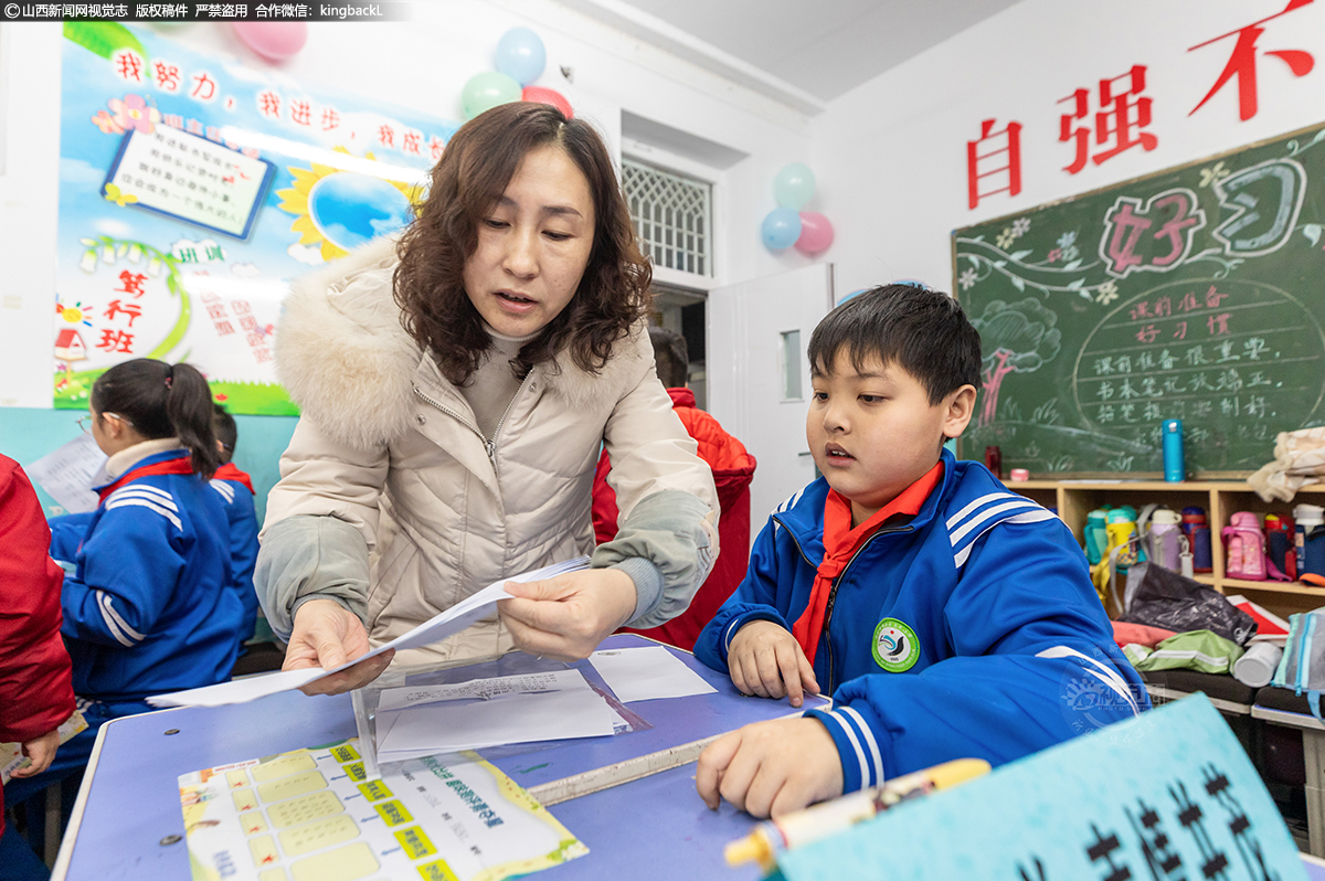      为响应国家“双减”政策，吕梁市明确，小学阶段一二年级不进行纸笔考试。1月7日，在离石区东关小学，一场针对一二年级学生的学科素养测评正热火朝天地进行着。妙语连珠、“典”燃汉字、声声入耳、词海冲浪、图形大闯关……在各个“关卡”，小学生们正带着抽到问题的卡片口述答案。（■实习编辑：钟菁菁 ■山西新闻网特约摄影师：冯帅）