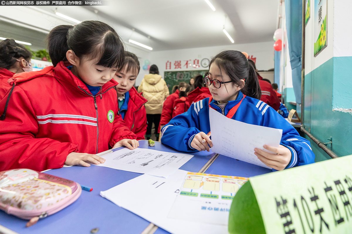      没有试卷，没有“题海”，让学生们玩着乐着就完成了考试。不少家长表示被这样新颖的期末考核方式“惊艳”到了：“形式多样、内容丰富的考试，让孩子实现学以致用，全方面发展，这才是真正的素质教育。”