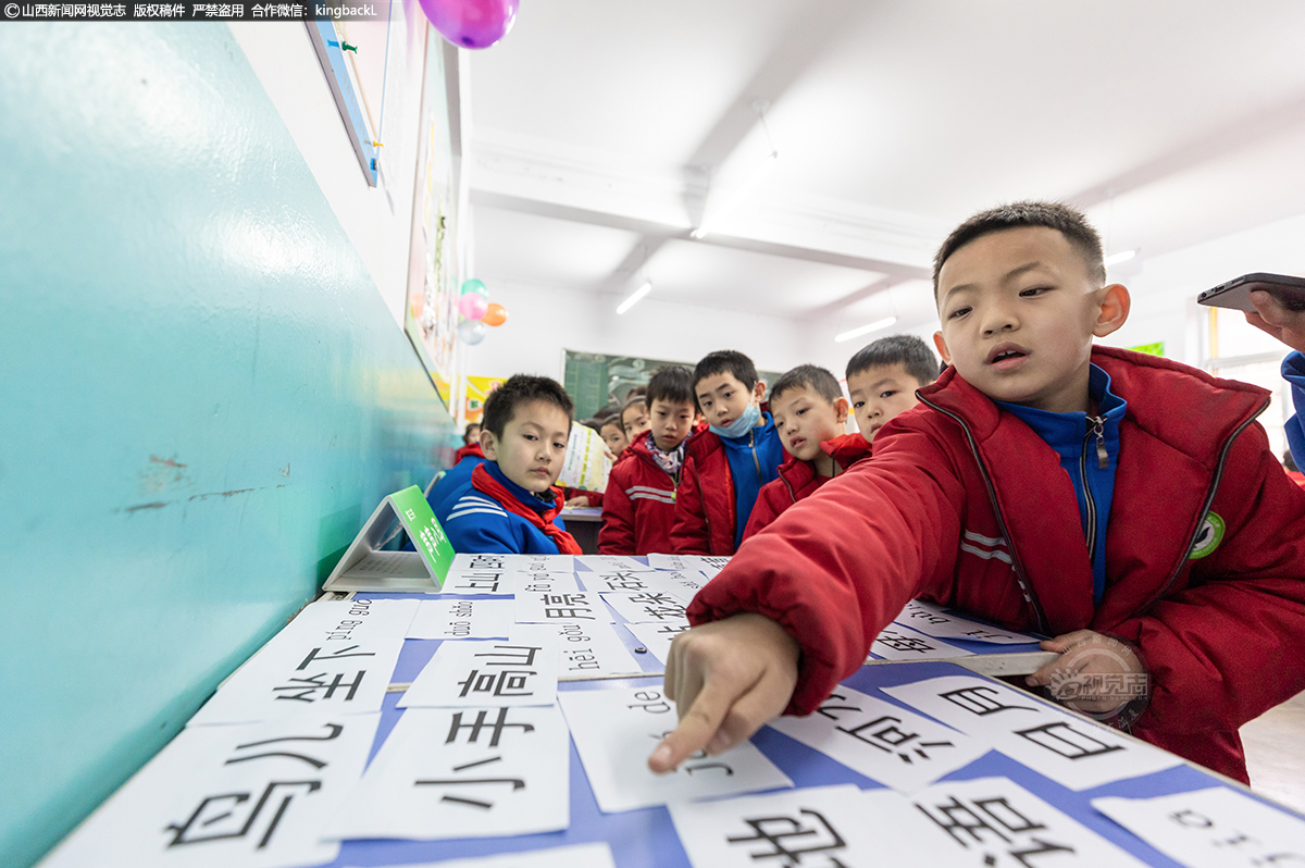      在“闯关”测试中，语文学科设置了“妙语连珠” “迎认而解” “声情并茂”等关卡，考察孩子们的拼读识字能力，通过诵读古诗、看图说话，让其在感受到国学经典魅力的同时，积累语言文字，培养口头表达能力和写作兴趣等语文核心素养。 