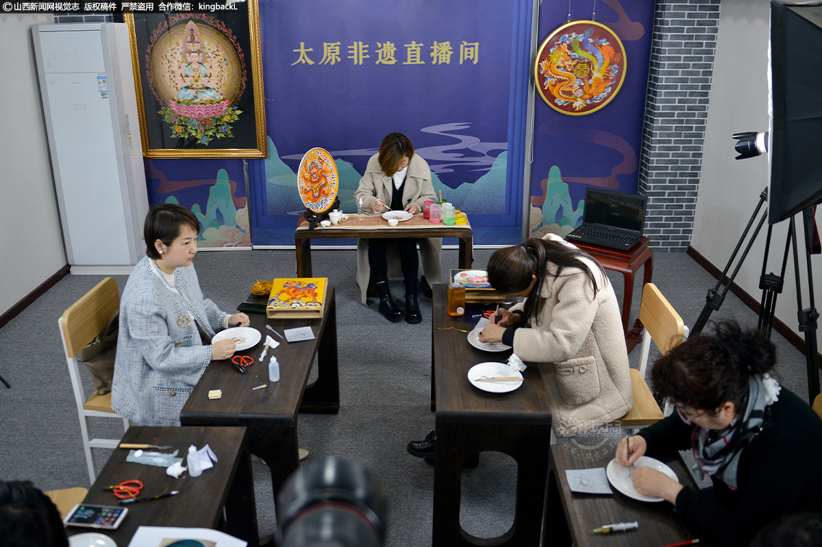      庄秋燕，被太原市杏花岭区文化和旅游局认定为区级非物质文化遗产代表性传承人，她的金丝珐琅技艺也被列为区级非物质文化遗产代表性项目。