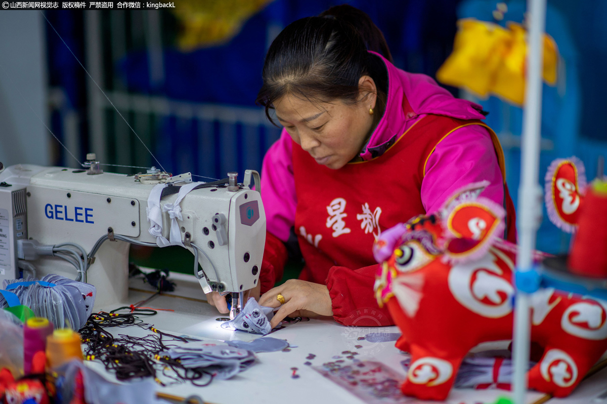      左权县是中国民间艺术之乡。左权县的民间刺绣工艺历史久远，世代相传。特别是布老虎，制作造型讲究，工艺精细，将兽中之王的雄威用高超的艺术手法表现得淋漓尽致。
