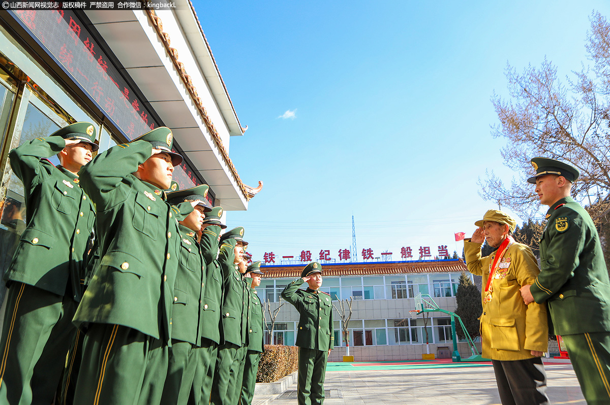      近日，91岁高龄的解放战争老兵、抗美援朝老战士秦凤岐来到武警山西总队吕梁支队，为新兵讲述“下连第一课”，积极引导新兵传承红色基因、继承先烈遗志。（■本期摄影：曹正玉  祁虹鹏  赵志博）