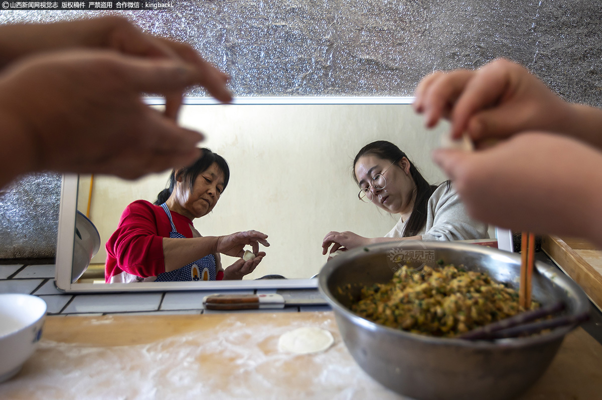      年三十就应该是饺子的舞台，婆媳俩准备好饺子皮和肉馅，一起包饺子。除夕中午的团圆饭，一家人围着圆桌，丰盛的菜肴，热腾腾的饺子，也让全家人沉浸在年的气氛之中。