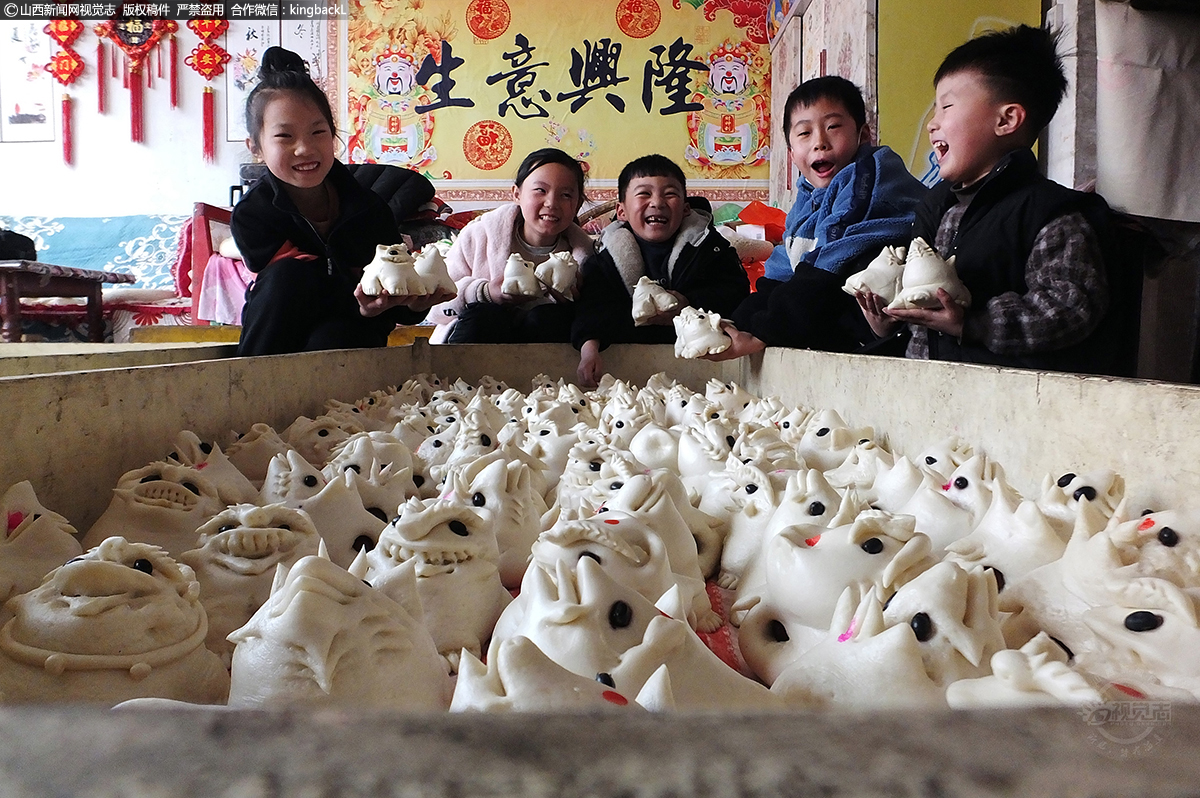      “大门狮子，二门狗，水缸边鱼儿游，炕头上猫儿跑，屋里麦屯粮满仓，三条腿蝉儿唱，满院子放满猪羊、花鼓、枣糕、元宝钱罐罐、钱包包......”这是当地流传的其中一首蒸花馍庆元宵民谣，寓意用异彩纷呈的花馍祭祖祈福，欢庆元宵节，祈福新的一年风调雨顺，粮丰人寿，国泰民安，幸福满满。