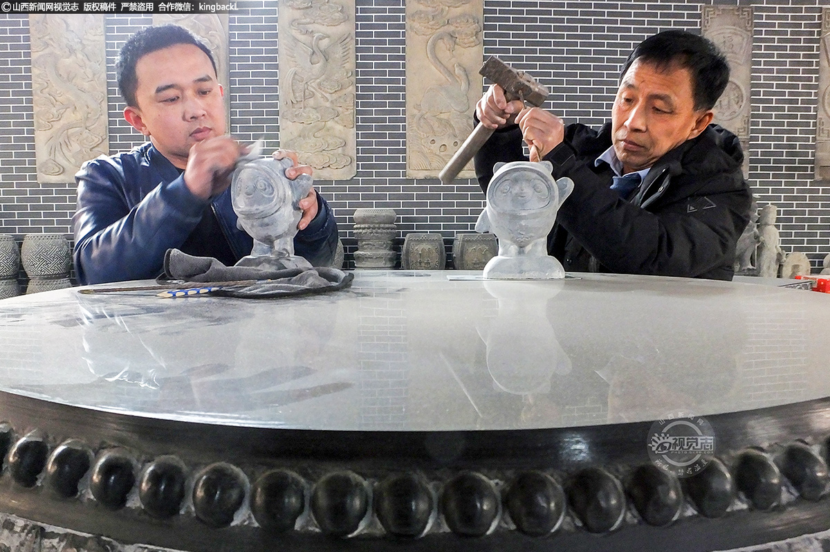      北京冬奥会期间，非遗石雕制作技艺省级传承人家玉顺和儿子家金辉用时22天雕制的22个大小非遗“石雕”冰墩墩、雪容融基本完工，为2022北京冬奥会、冬残奥会加油。（■本期摄影：高新生）