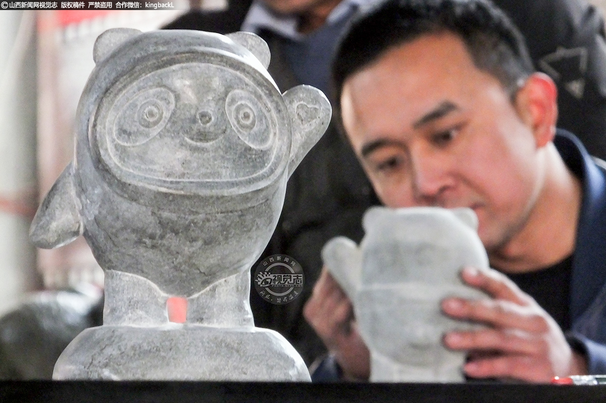      冬奥会期间，在领略惊心动魄的冰雪运动之时，人们对奥运吉祥物冰墩墩投入了巨大的热情，不少群众通过各种方式表达对冰墩墩的喜爱。作为非遗传承人，家氏父子用自己的石雕技艺展示了自己对奥运吉祥物的喜爱。