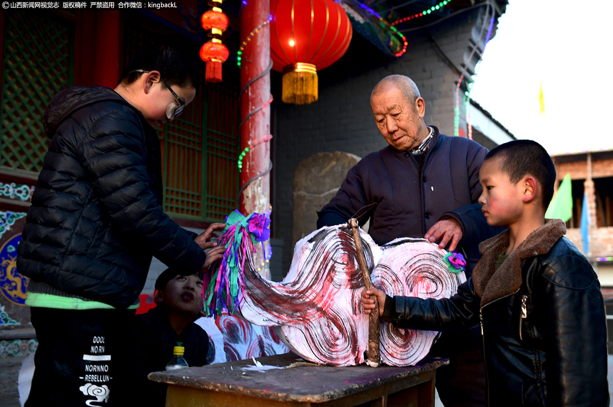      正月里，东岗村的舞龙队伍早早就为龙灯准备着，图为村里的小朋友一起帮老人糊龙灯。