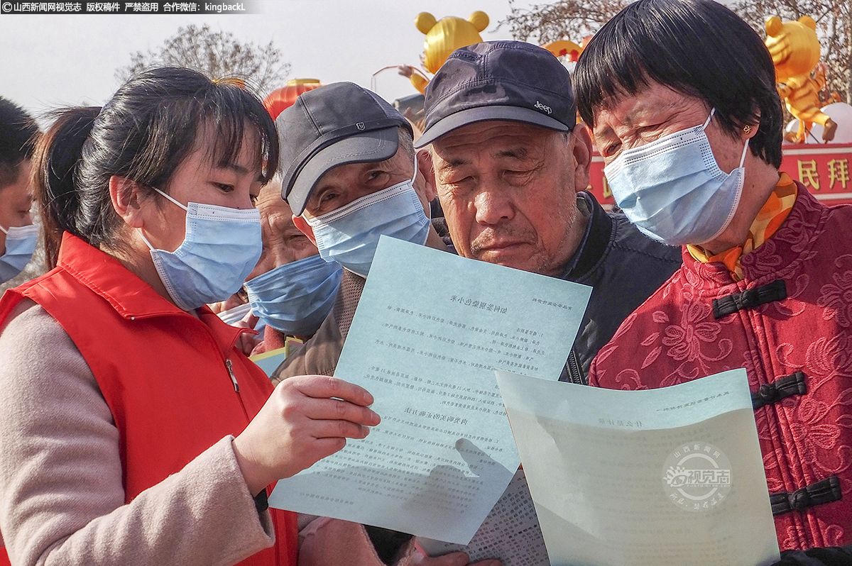      志愿者对现场群众进行科普宣传、法律咨询等服务，耐心的接受群众各种咨询。