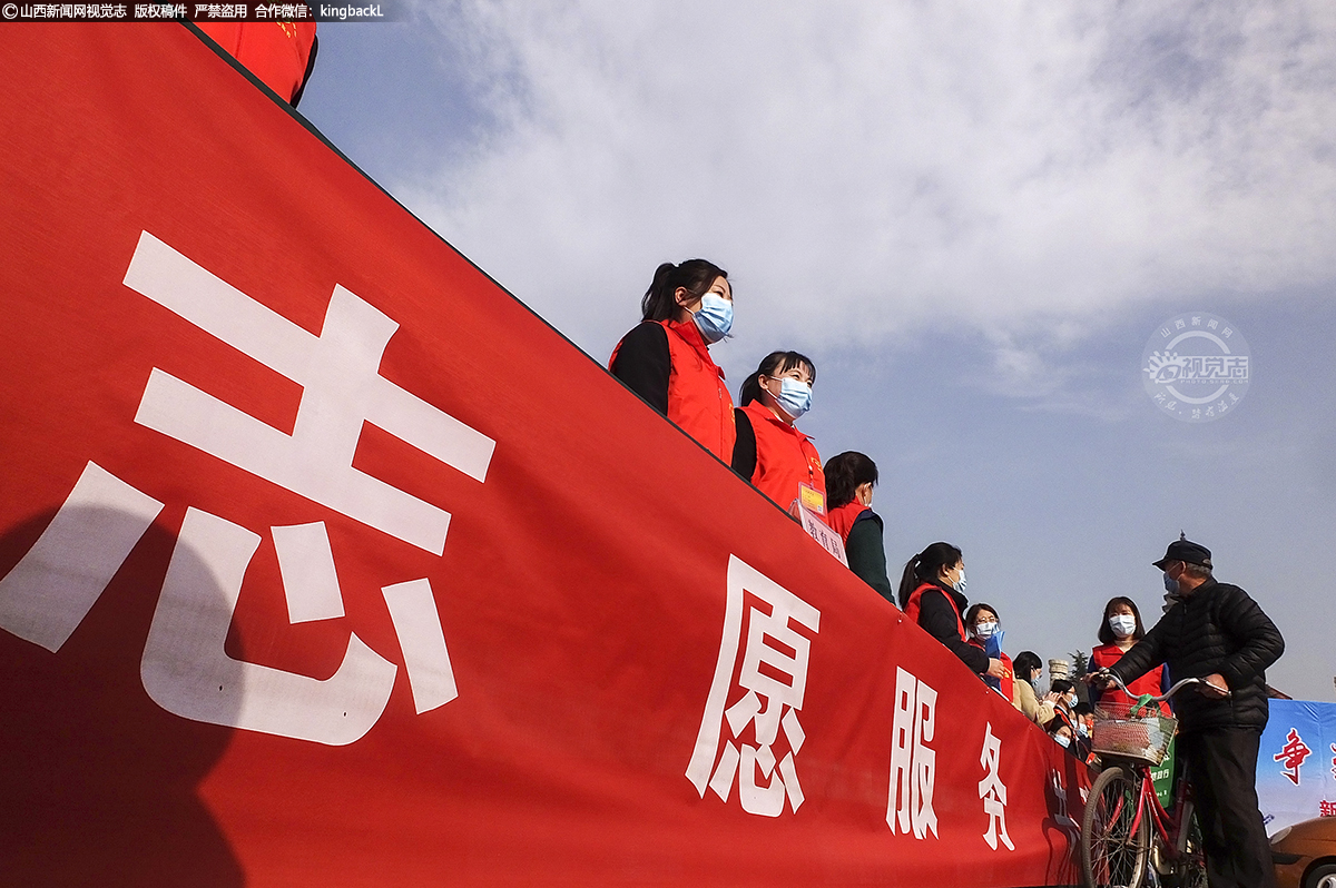      志愿者结合自身实际为群众展开政策宣传、法律服务、健康咨询等志愿服务。