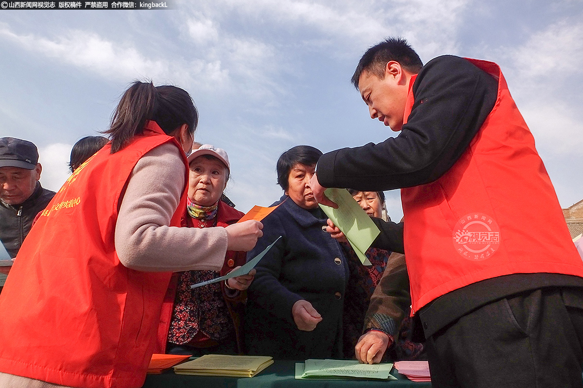      志愿者还向群众普及农牧科技、扶贫政策、食品安全等知识，得到了现场群众的一致好评。
