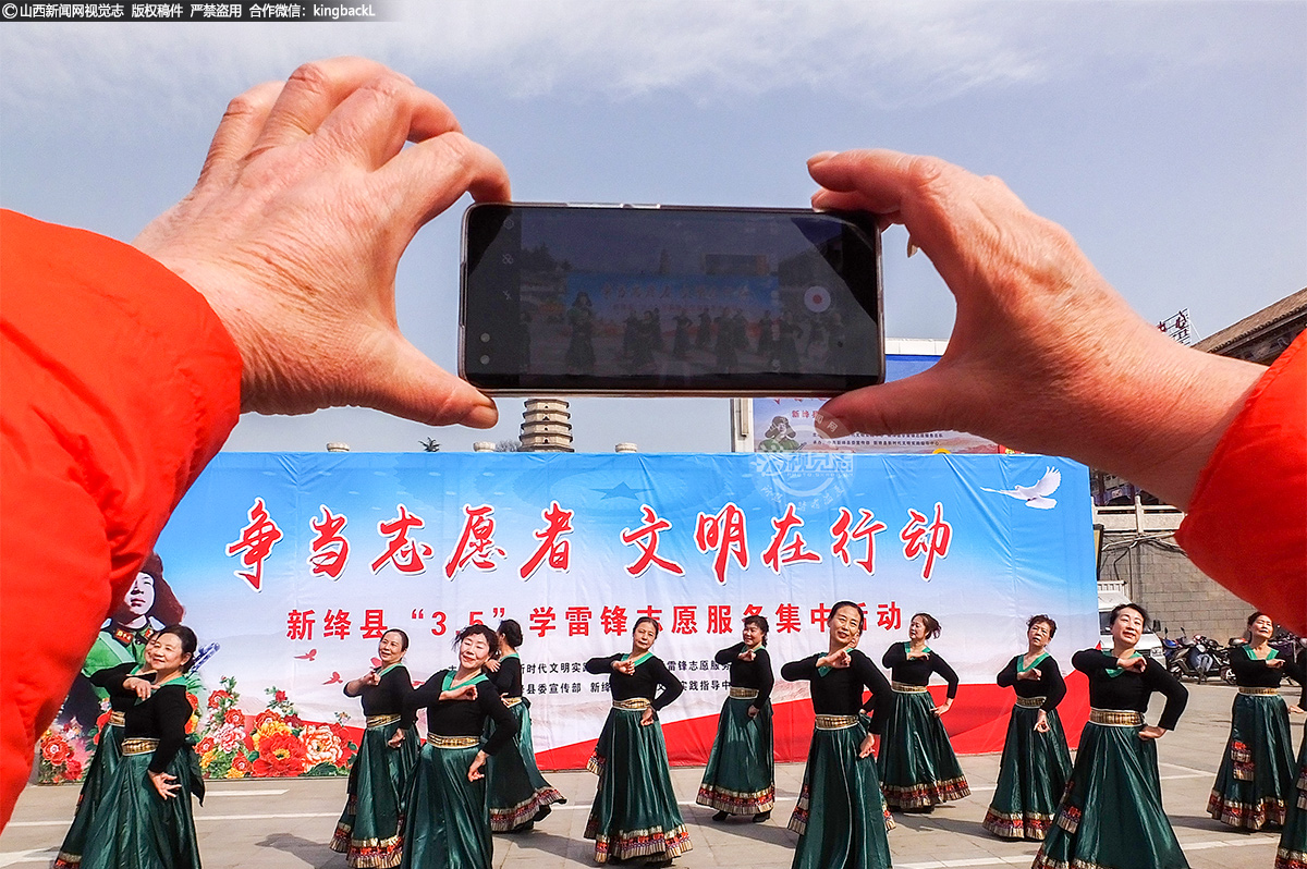      志愿者在活动现场为群众表演歌舞《中国梦》，他们的精彩表演迎来了现场群众的阵阵掌声。