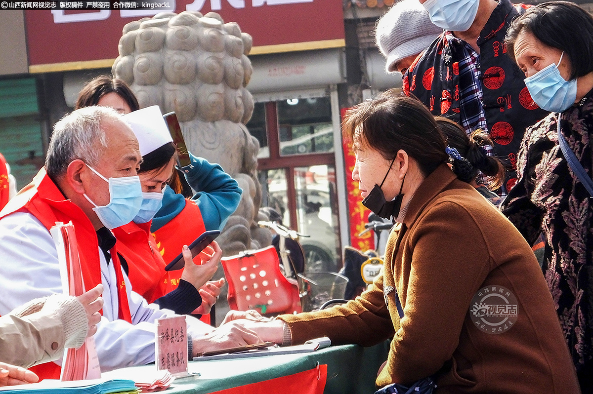      志愿者为居民进行义诊，并对大家询问的各种症状进行耐心细致的解答，提出治疗建议，让居民们及时了解到自己的身体状况。