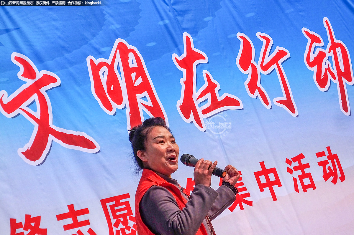      活动现场，志愿者为群众演唱传统戏曲。志愿者们以多种艺术的形式，诠释了雷锋精神和志愿服务的精神内涵，引导广大市民学习雷锋精神、争当优秀志愿者。