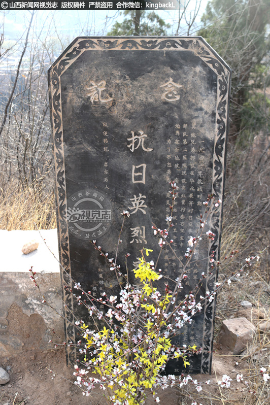      1941年，抗日战争时期，共产党八路军在华北对日寇组织发动了著名的百团战役。部队一二九师的二医院就设在虹霓村，在医院救治时牺牲的抗日官兵，被就地埋在虹霓村对面路边的柏坡。为了怀念安眠在那里的英雄，2017年，虹霓村的低保户张栓林，拿出节省下来的低保款1050元，刻了一块烈士纪念碑，但不幸的是，他还没等到来年的清明节把刻好的碑立起来，突然被疾病夺取了生命。