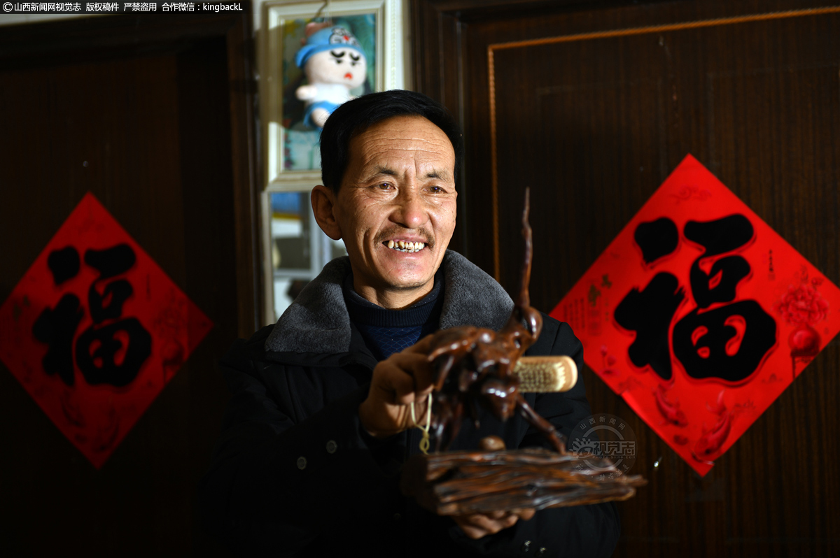      他所创作的作品，如他正直的为人，大气沉稳，浑天然与思想于一体，感动着每个观赏者的心灵。