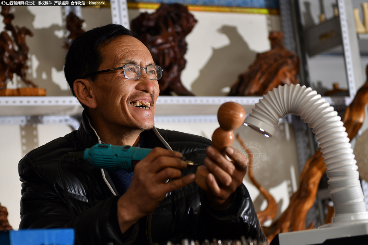      根雕艺术在我国有非常悠久的历史，在时代发展下 ，人们生活水平以及对生活质量要求均逐步提升。根艺作品作为艺术品的一种，已经逐渐融入到居家生活中，为家居装饰增添了一份古朴色彩。欣赏根雕作品能给人力量，激情和追求。在适应欣赏者日益增长的要求下，李左群一直在不断学习、创新和完善。同时，他也希望更多的年轻人能学习雕刻，能将这种文化传承下去。