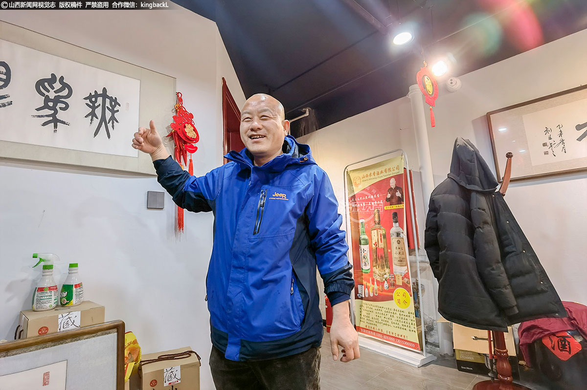      申迷芳，笔名老西。微信名西哥，1967年出生，山西长治上党区（长治县）西火村人。1989年毕业于长治职大，2005年毕业于中央党校。1989年到长治县煤运公司工作至今。长治县作协主席。1985年开始发表作品。2005年加入中国作家协会。著有长篇小说《迷途芳草》、《今生今世做情人》，散文集《金三角之憾》等六部。（■山西新闻网特约摄影师：南志平）