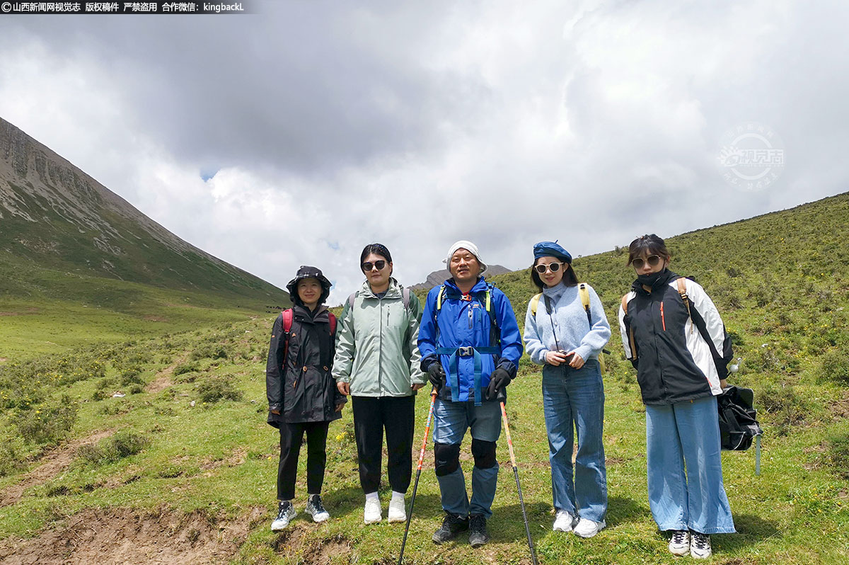      老西热情、阳光、善良，亲和力很强。徒步中，喜欢和年轻人合影留念，并且一有机会就向当地人了解风土人情，积累创作素材。
