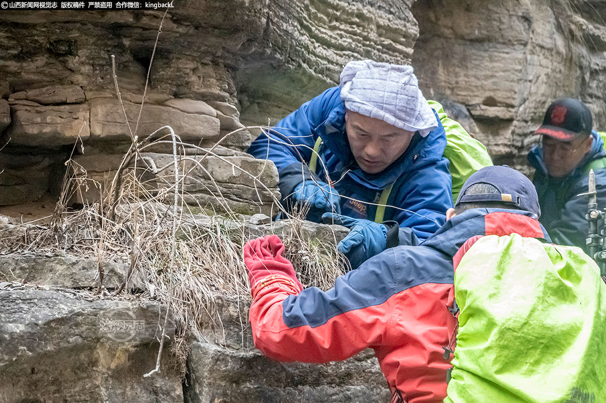      行山过程中免不了走一些险路，天生恐高的他，从悬崖边通过便会两腿打颤，但倔强的他一直在努力克服和适应。
