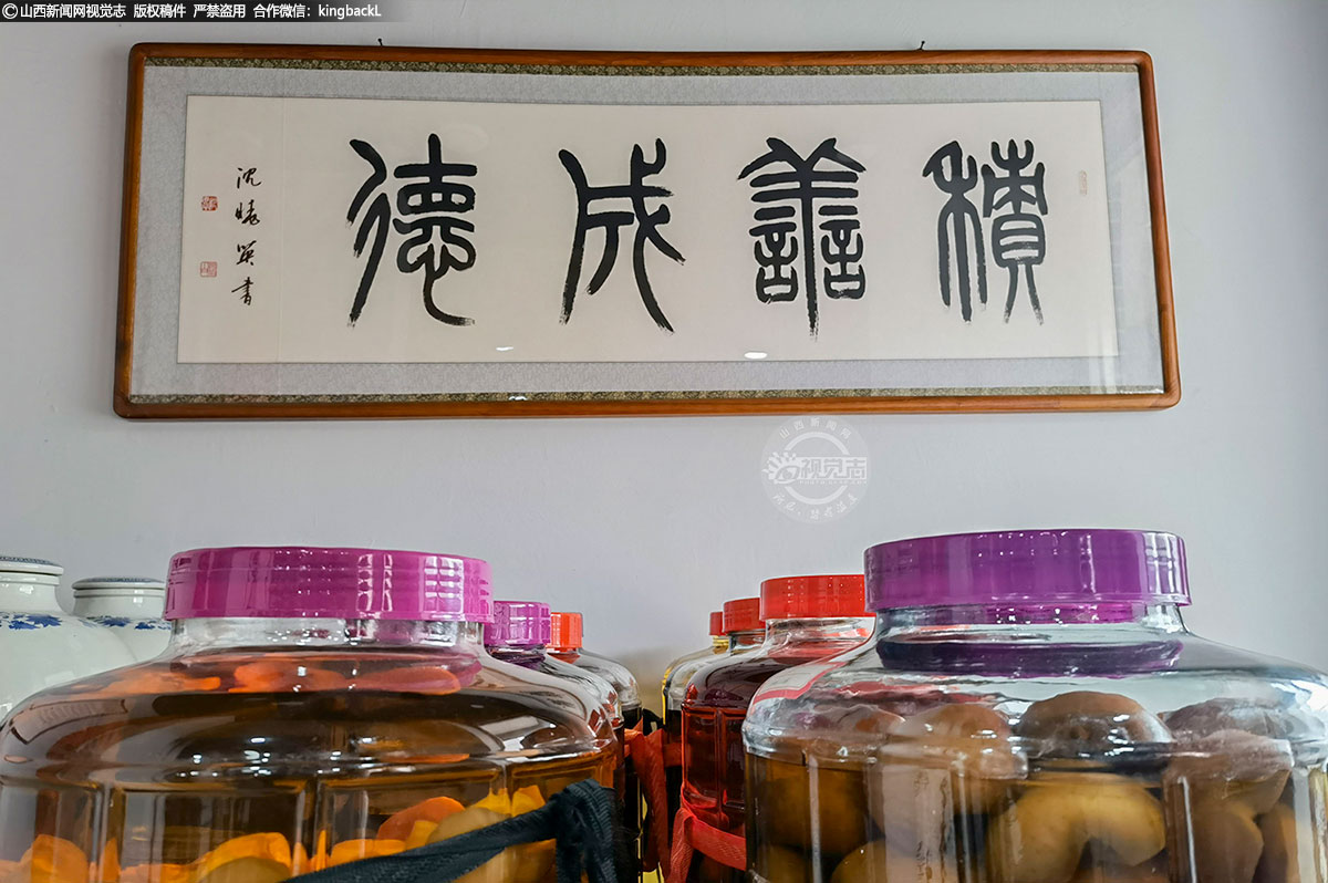      每到杏子成熟的季节，他便会采摘杏子来泡酒，同时，他还泡了苹果、野山楂、酸枣等几十坛“非卖酒品”供大家免费品尝。 