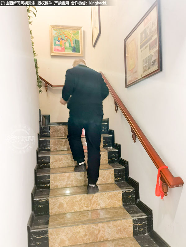      小店的二楼是徒步群的“驴窝”，是他为徒步爱好者设立的聚会、交流之地。