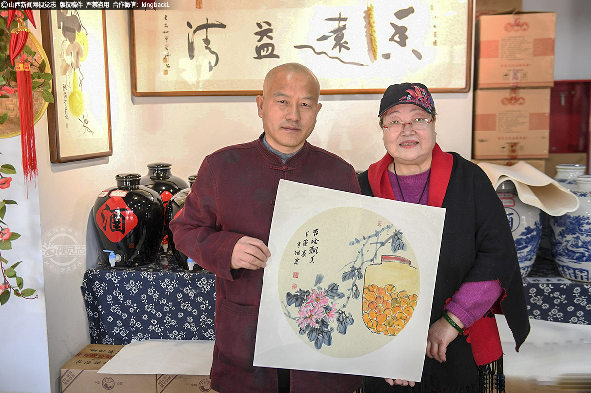      每次在他店里，好多画家书法家都高兴的留下笔墨，小店里也积攒了很多好作品。图为一位80多岁高龄的画家现场作画。