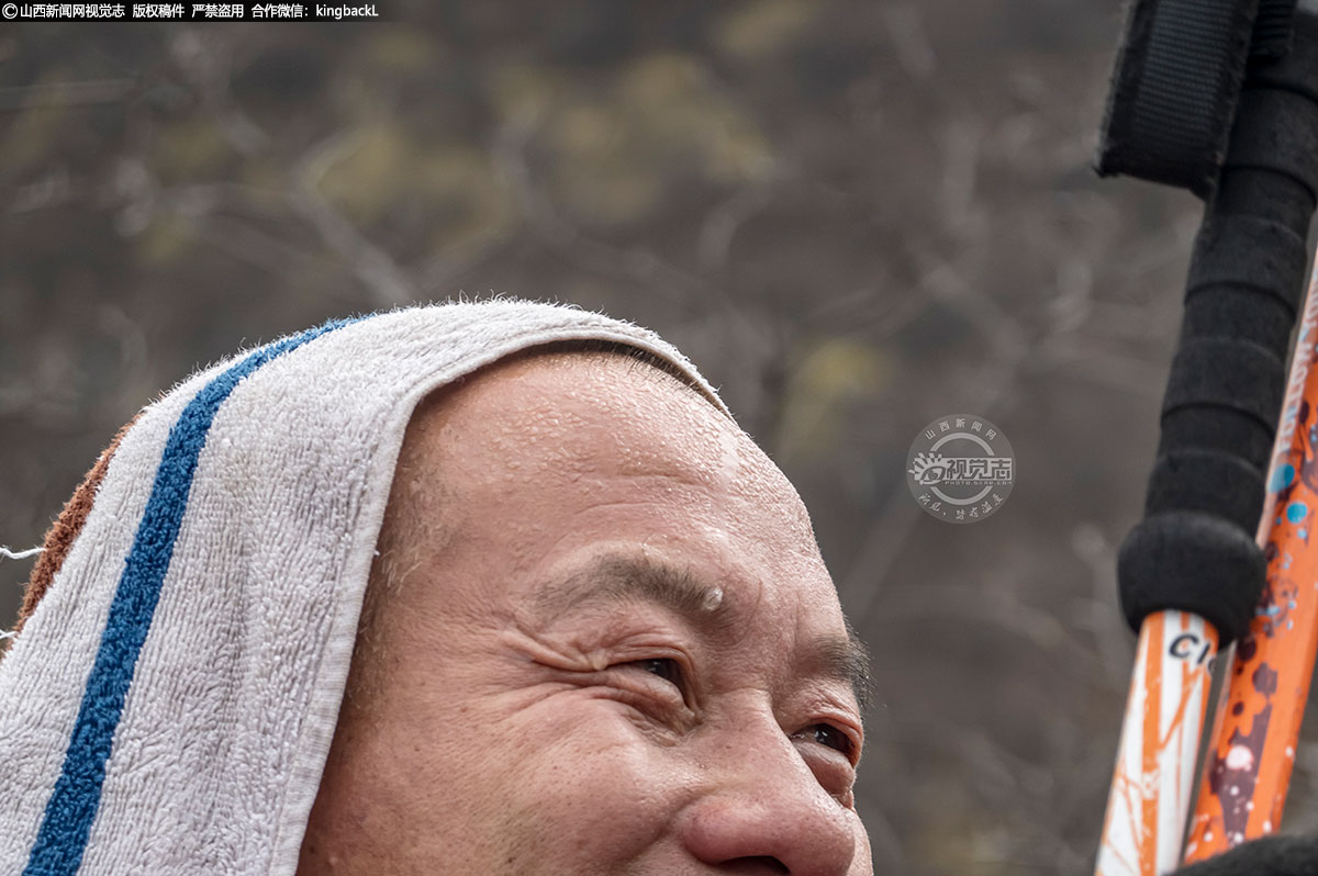      他特别能出汗，徒步中都随身带着几条毛巾，最多时三条毛巾都湿的轮换不过来。于是，他又有了一个“毛巾哥”的称呼。