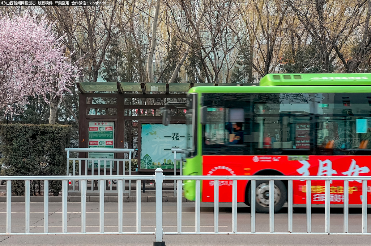      一趟又一趟开往春天的免费公交准点开行，市民乘坐在公交车上，还可以沿途欣赏春色美景，免费公交成为吕梁街道上一道靓丽的风景线。