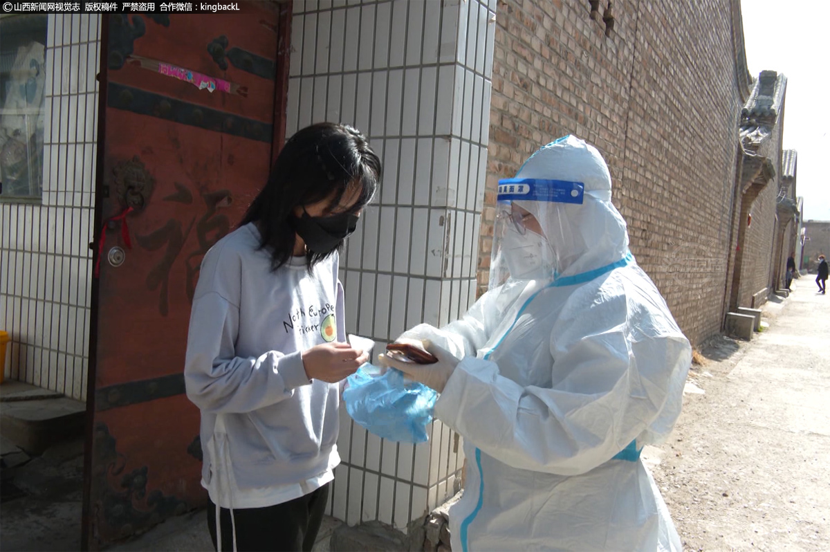      4月6日，翠屏社区柳河大坝封控区内，网格员通过手机订单式服务，采用服务到家、服务上门的方式，为封控区内群众解决日常生活所需。