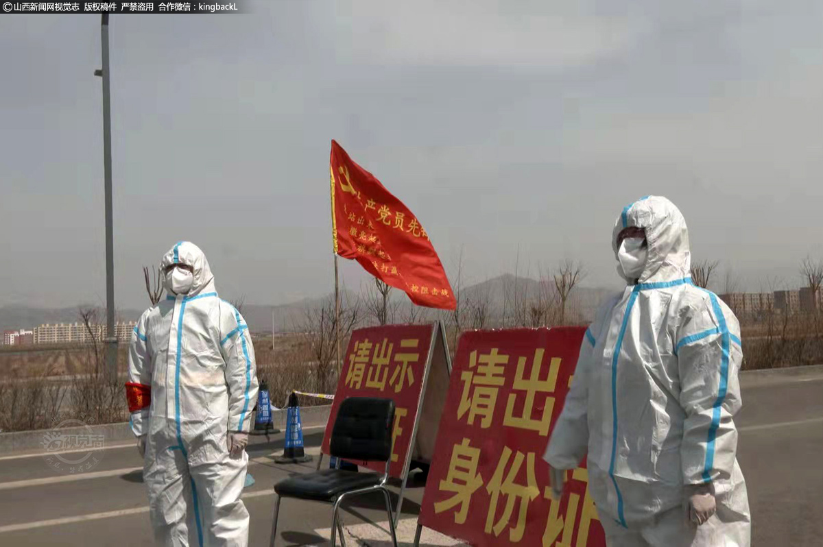      在思源社区的入口处，防疫工作人员严把入口关，24小时值勤值守，始终坚持两码一温、人物同防的工作机制。疫情期间，严防人员流出流入。