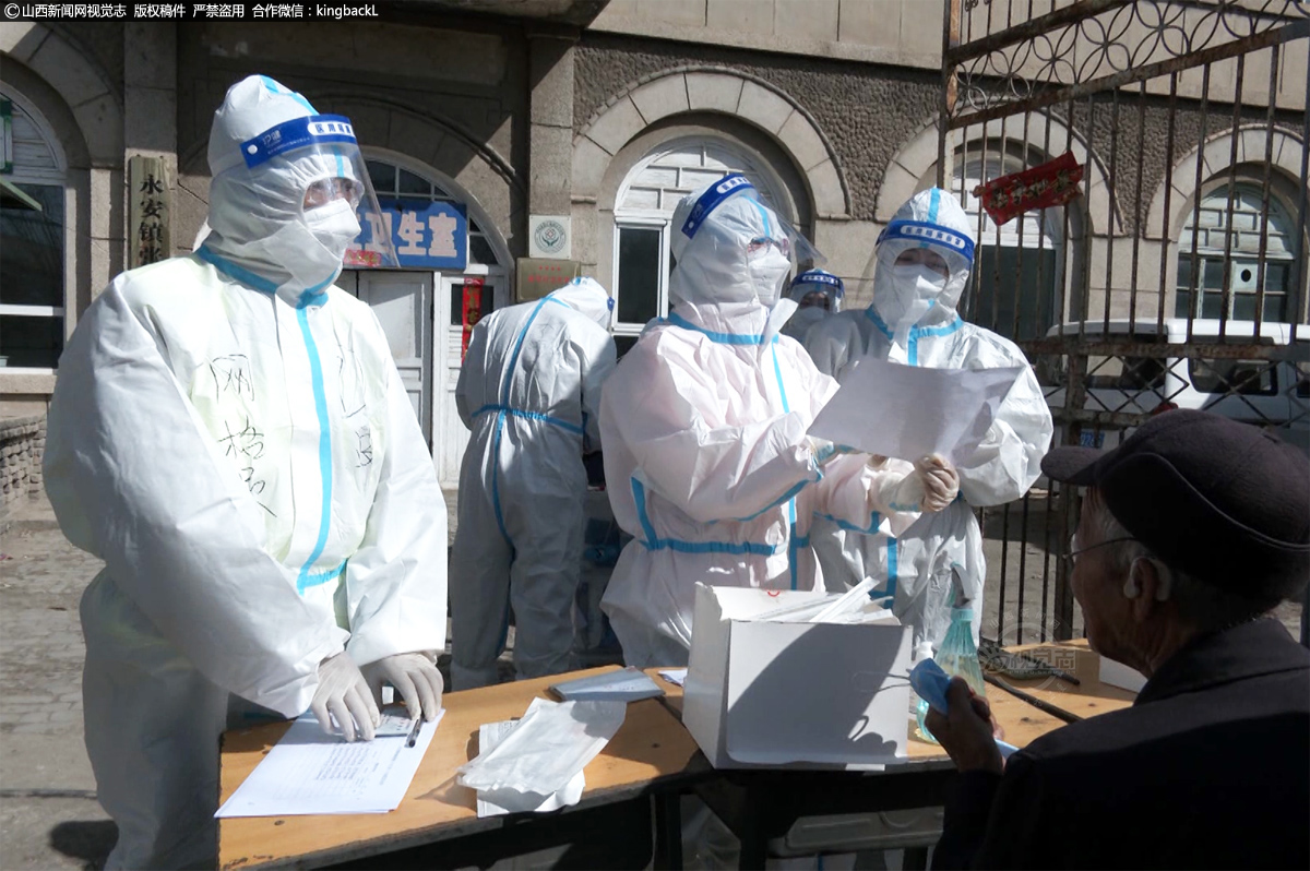      浑源县永安镇张庄村卫生所内，网格员正在逐一核对被采样群众信息。