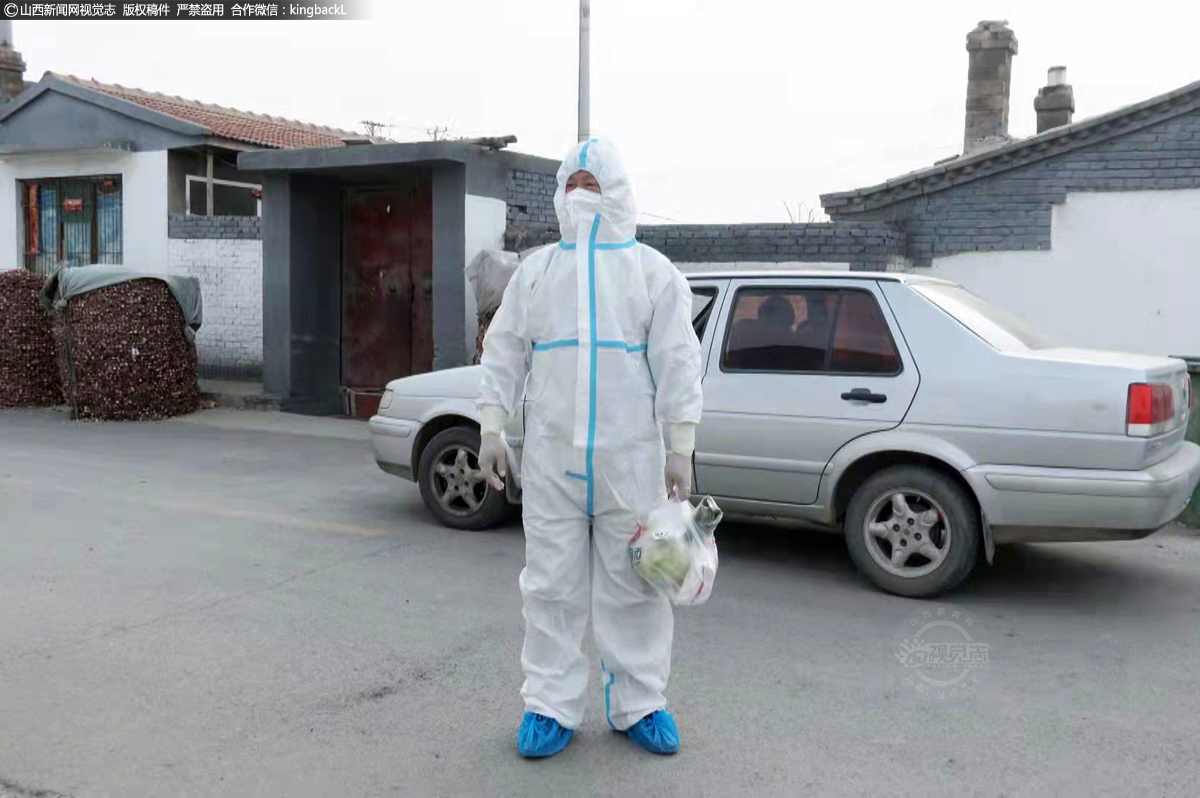      在全面做好疫情防控的同时，浑源县委县政府高度重视对封控区内群众的菜蓝子、米袋子工程，系统构筑起防疫“保障墙”，很大程度上舒缓、消除了群众的恐慌意识，封控区内秩序井然。