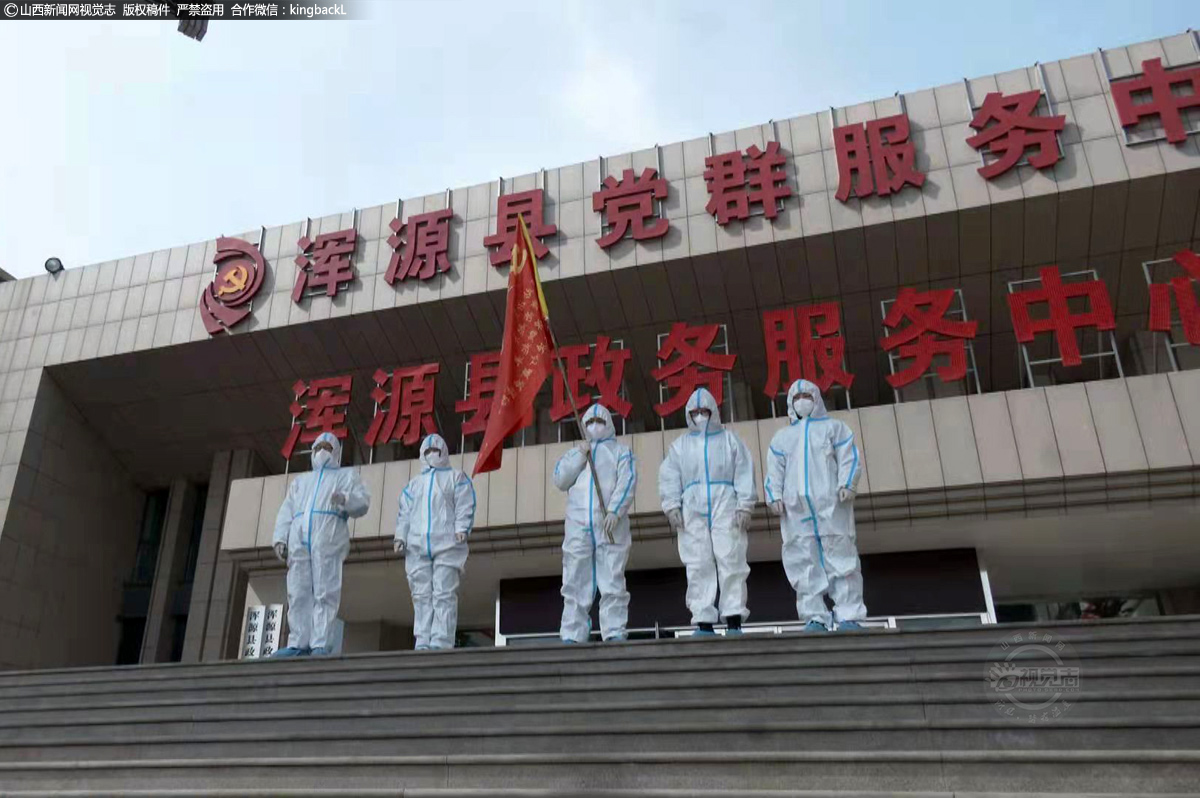      当前疫情防控形势依然严峻，站在疫情防控的最前沿，“大白”们誓死保卫着这方百姓的生命安全，多少个日夜坚守不曾回家的他们无怨无悔；甚至累倒在疫情防控一线爬起来继续奋战……他们用实际行动践行着初心使命。他们是抗疫战场上最美“大白”逆行者，是新时代最可爱的人！