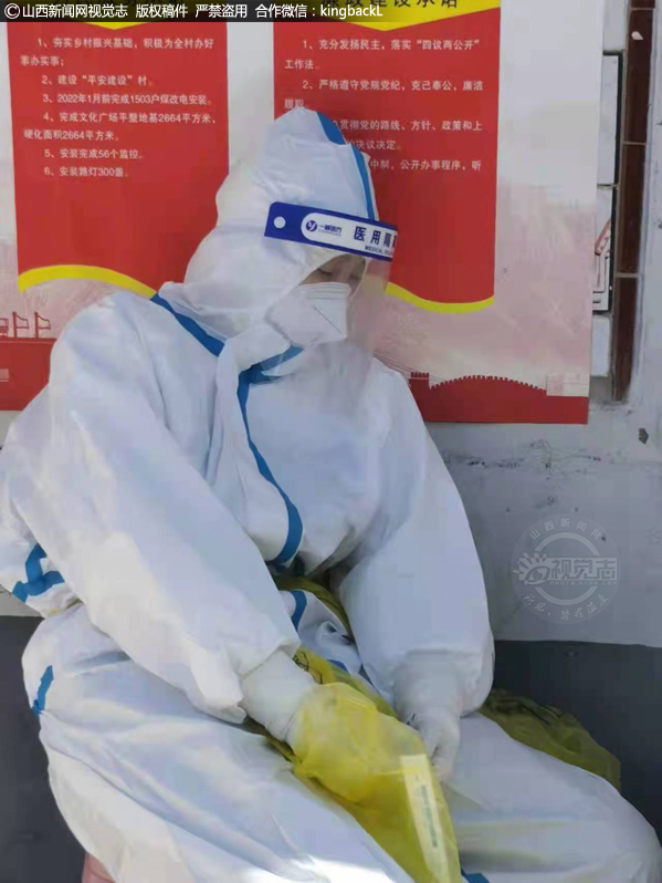      疫情一线的“大白”们，投入到紧张而繁忙的战疫中，累了，困了，地板和板凳就是他们的床铺。