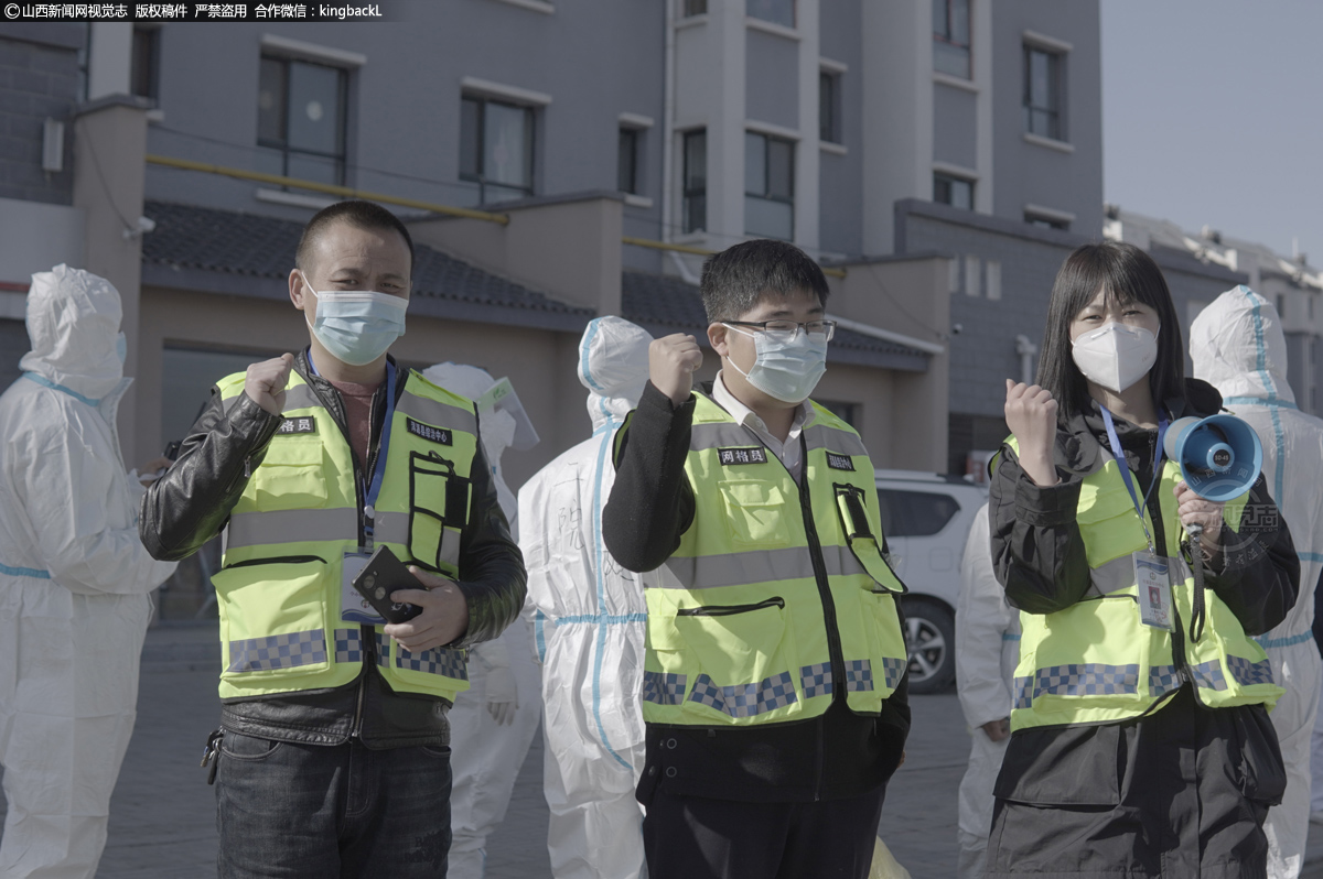      4月2日，疫情的突然袭来，大同市浑源县立即进入战“疫”状态，医护人员、公安干警、社区网格员等全县各级各类干部身先士卒，持续奋战在疫情一线，全县八个封控区的主战场上，党旗高高飘扬。截止发稿之时，六轮核酸检测全部呈阴，全民战“疫”初显成效。（■山西新闻网特约摄影师：杨钦）