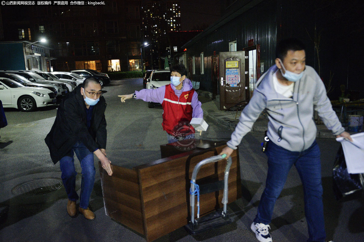      非志愿者邻居们看在眼里疼在心上，没有报名参加志愿者的居民，二话不说撸起袖子直接也投入到工作当中。