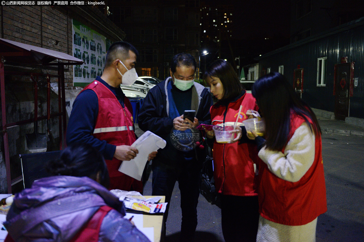      一场疫情拉近了邻里间的距离，大家互相帮助互相扶持，共克时艰，一次抗原检测让邻里们的关系更加亲近，也更加紧密。