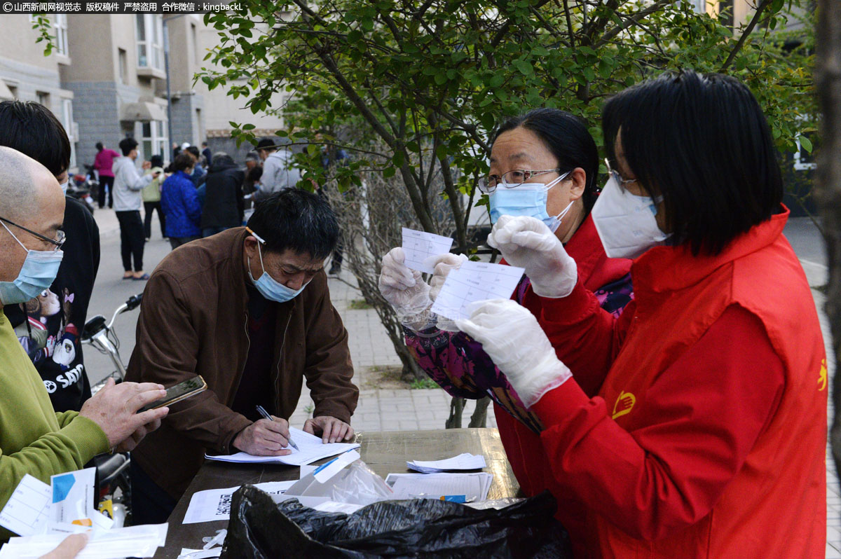      志愿者们不厌其烦的向居民们讲解，抗原检测的流程，有些居民遇到不懂的或者记不住的，就用纸笔记录下来。